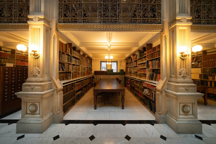 İngilizcede 'Öncelikle Senle Öpüşürüm' Ne Demek?